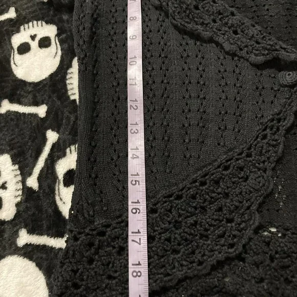 RICKI'S Vintage black short-sleeve scalloped shawl collar v-neck cardigan MEDIUM - Picture 7 of 15